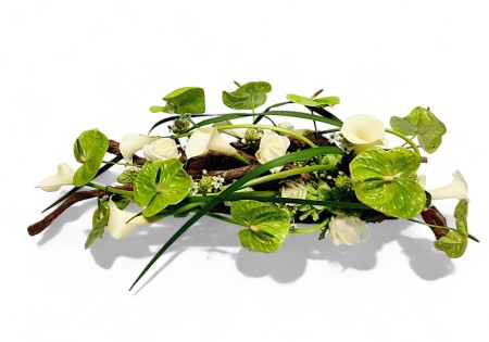 Modern rouwstuk met Anthuriums en Calla