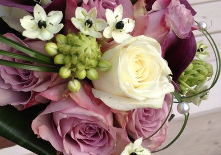 Bruidsboeket met rozen en ornithogalim